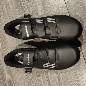 Like new condition Kyedoo Women's sz 42 Cycling Shoes w/manual & Allen wrench